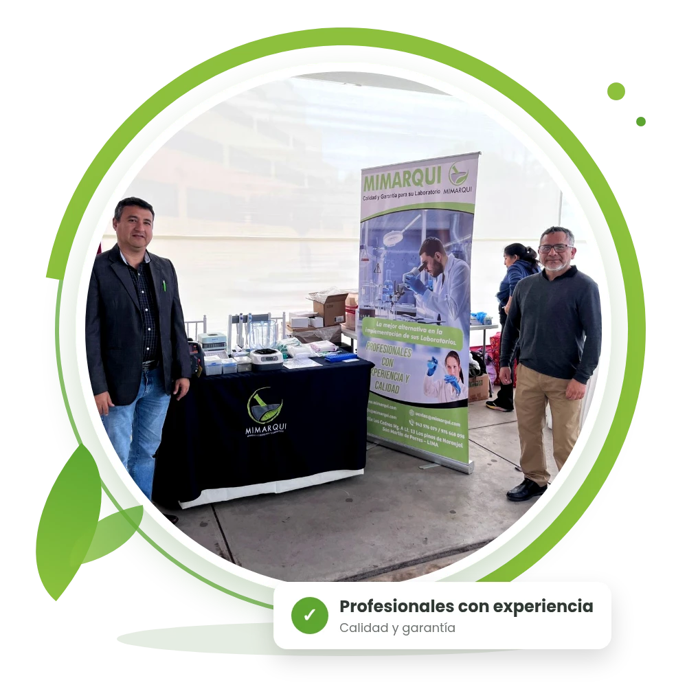 Equipo de MIMARQUI junto a su stand: profesionales con experiencia, calidad y garantía
